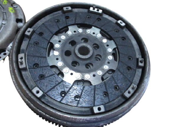 Renault Megane Scenic Dacia Duster Nissan Qashqai Juke 1500 Diesel anno dal 2007 al 2013 Kit volano e frizione 8200026712EL