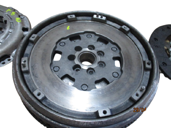 Renault Megane Scenic Dacia Duster Nissan Qashqai Juke 1500 Diesel anno dal 2007 al 2013 Kit volano e frizione 8200026712EL